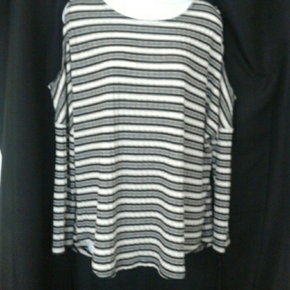 🎁 NWT! Apt 9 Woman, cold shoulder, stretchy top - Picture 2 of 6